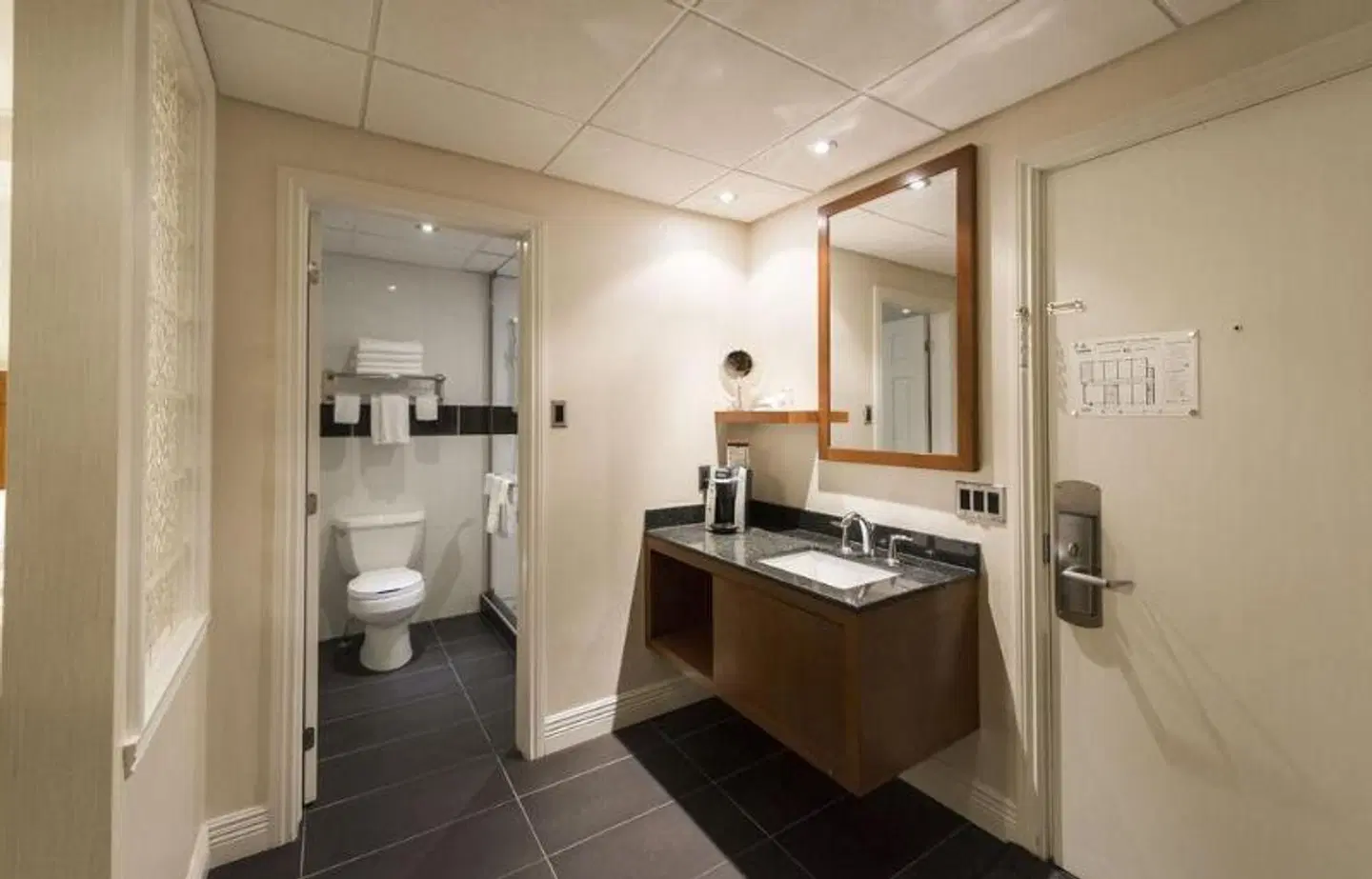Hotel & Suites Le Dauphin Badezimmer