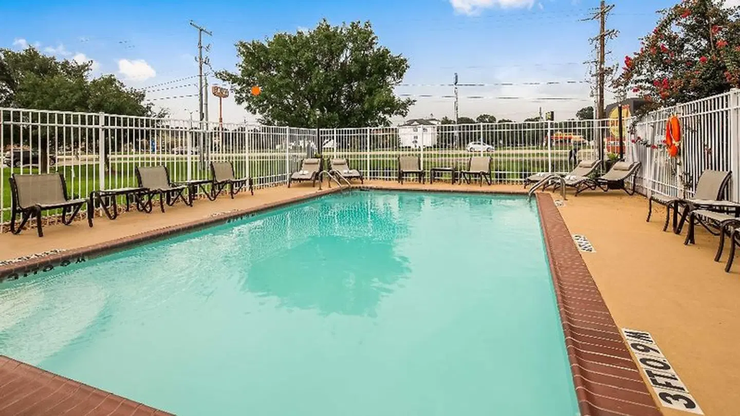 Best Western Lafayette Inn OUTDOOR_POOL