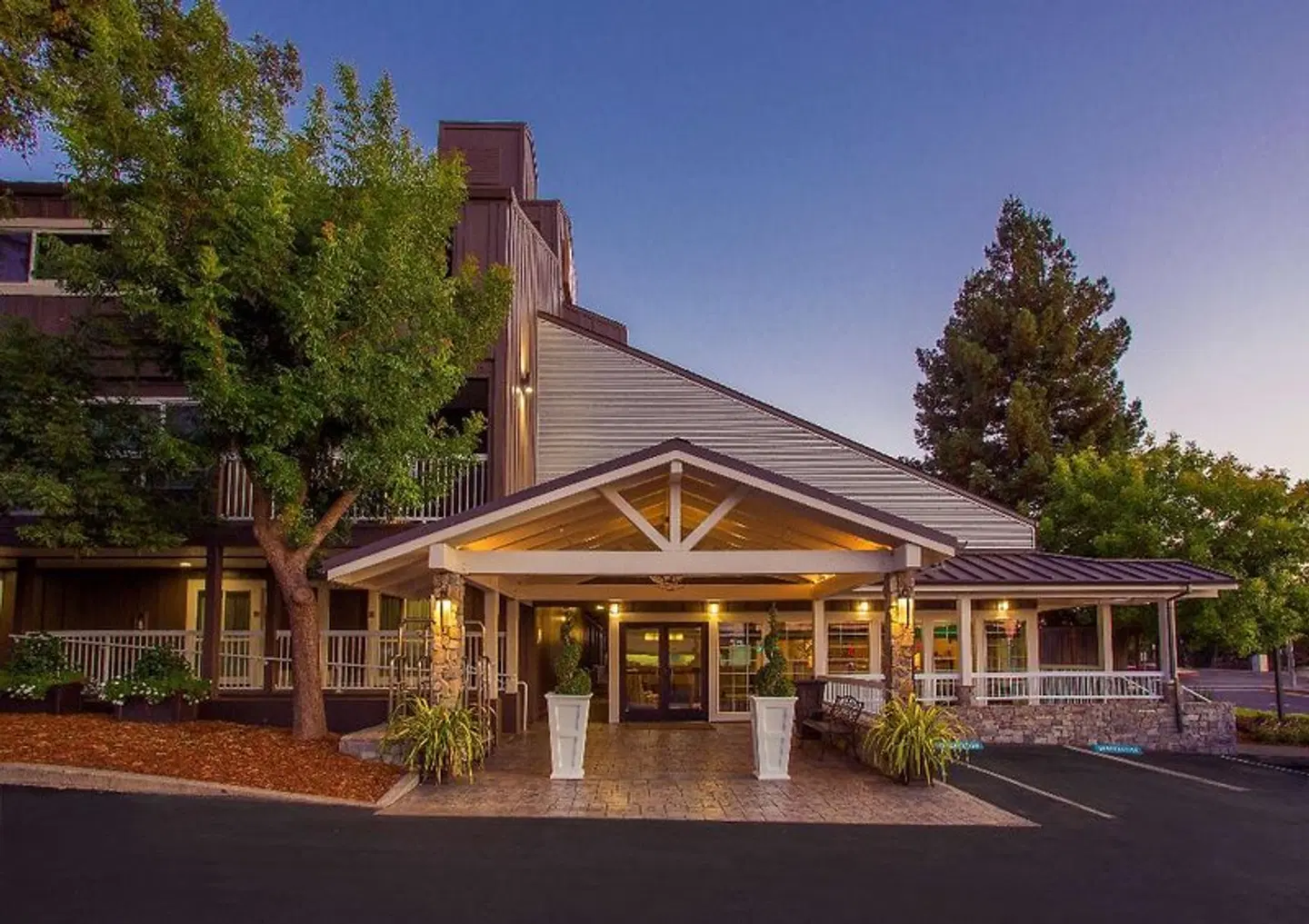 Best Western PLUS Inn at the Vines EXTERIOR