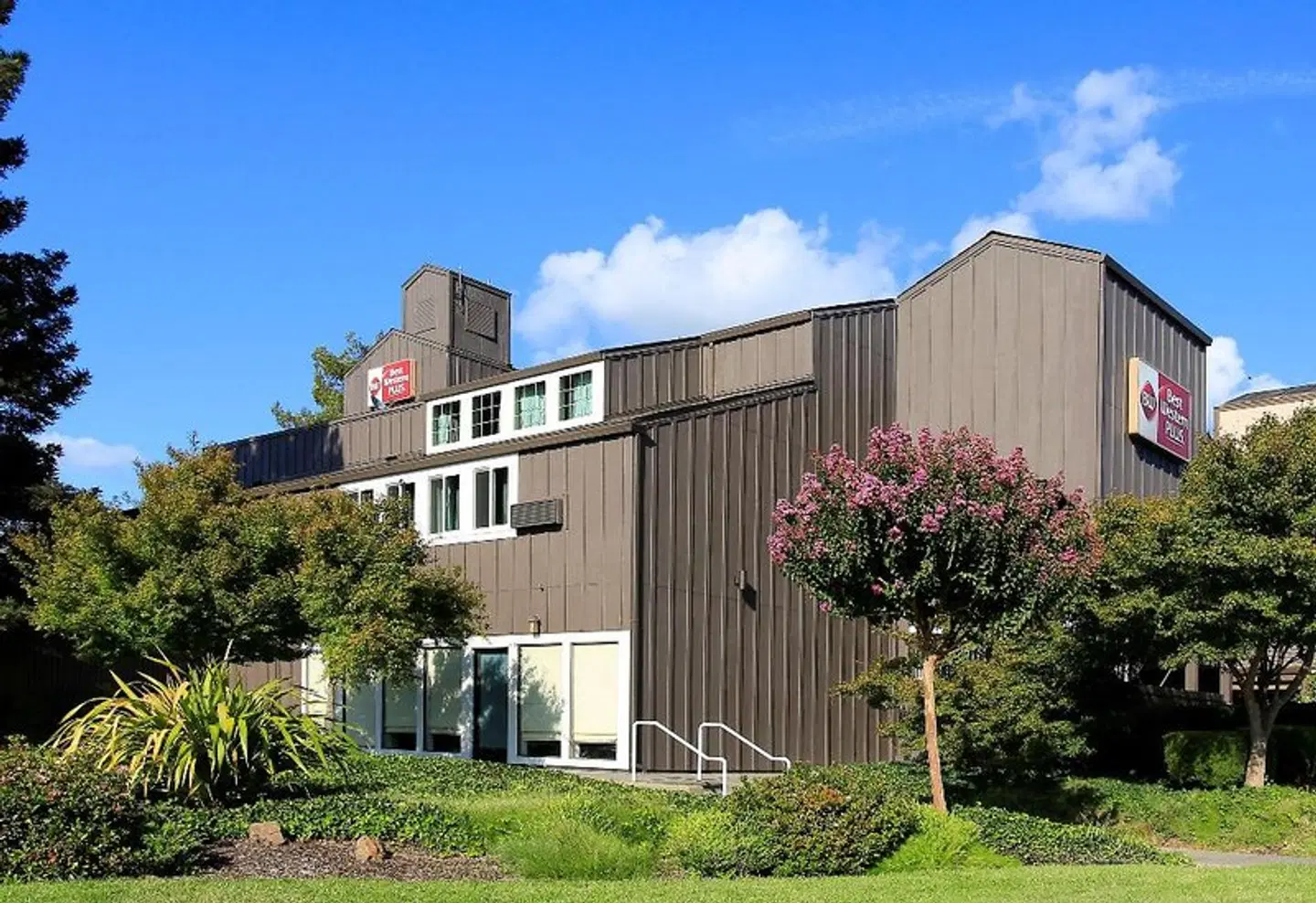 Best Western PLUS Inn at the Vines EXTERIOR