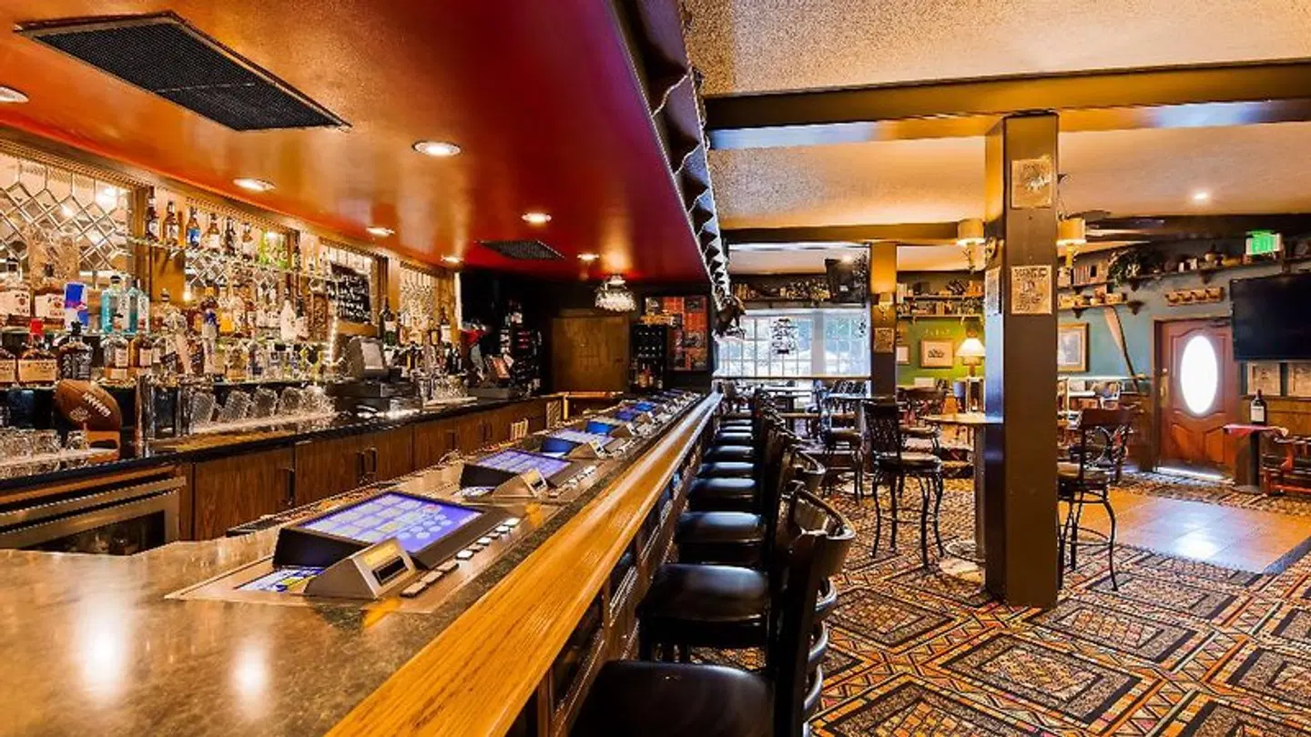 Best Western Airport Plaza Hotel Bar