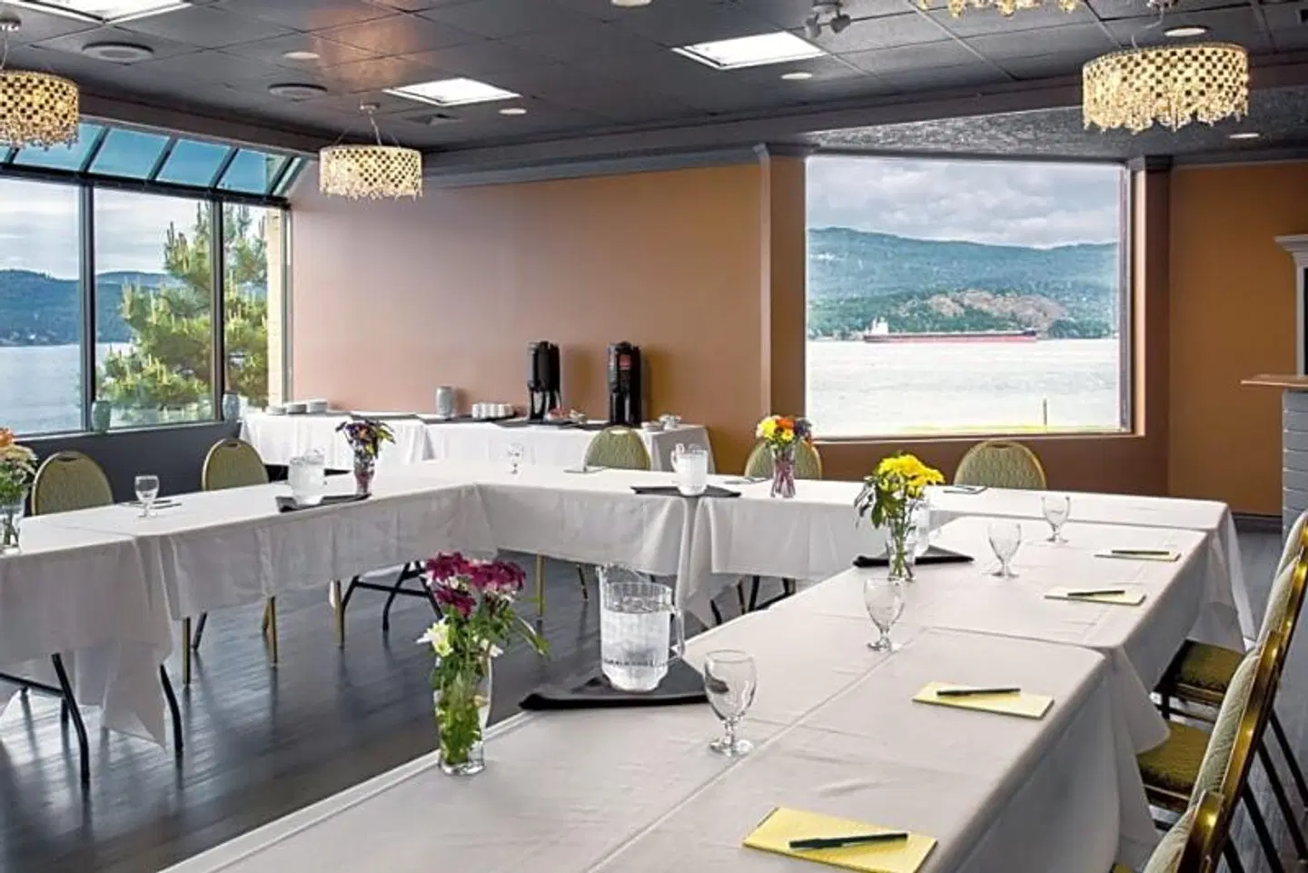 Oceanfront Suites at Cowichan Bay Konferenz