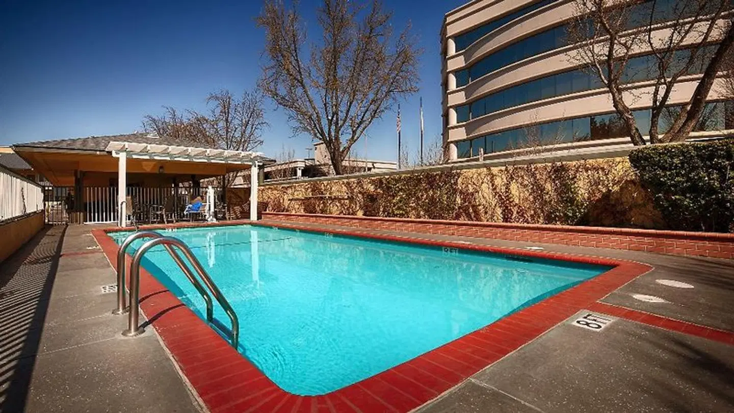 Best Western Town House Lodge OUTDOOR_POOL