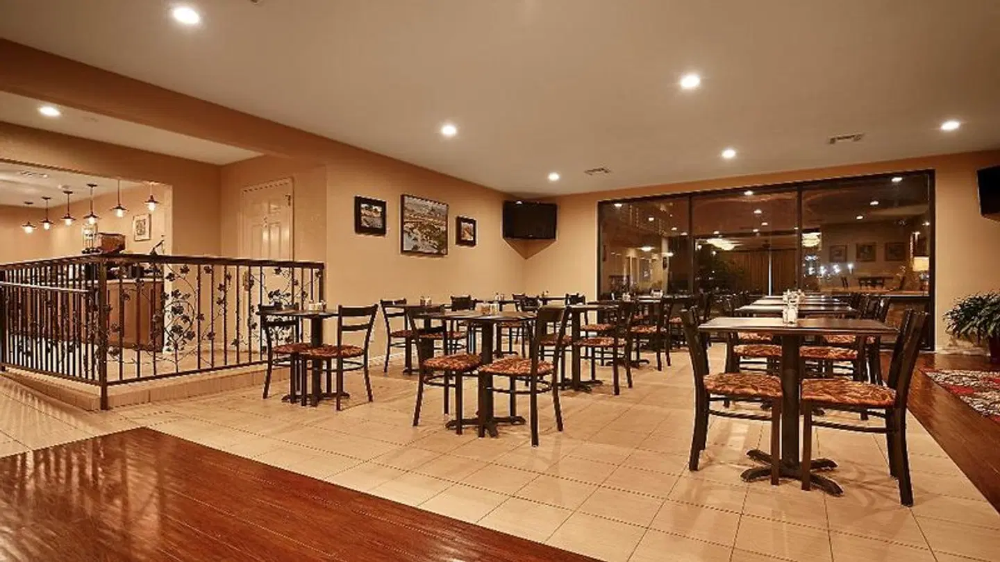 Best Western Plus Orchard Inn Bar