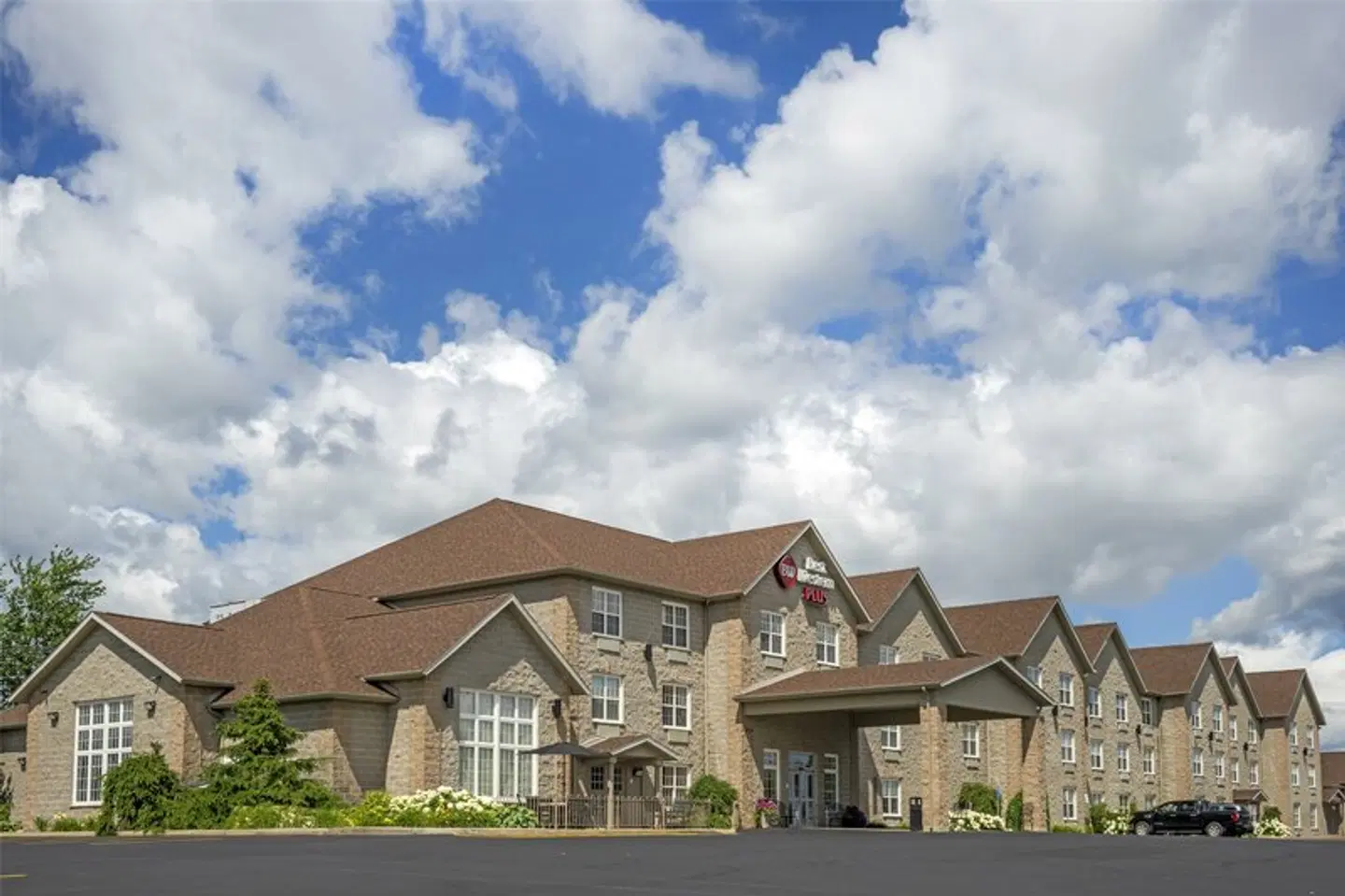 Best Western Plus Woodstock Hotel & Conference Centre EXTERIOR