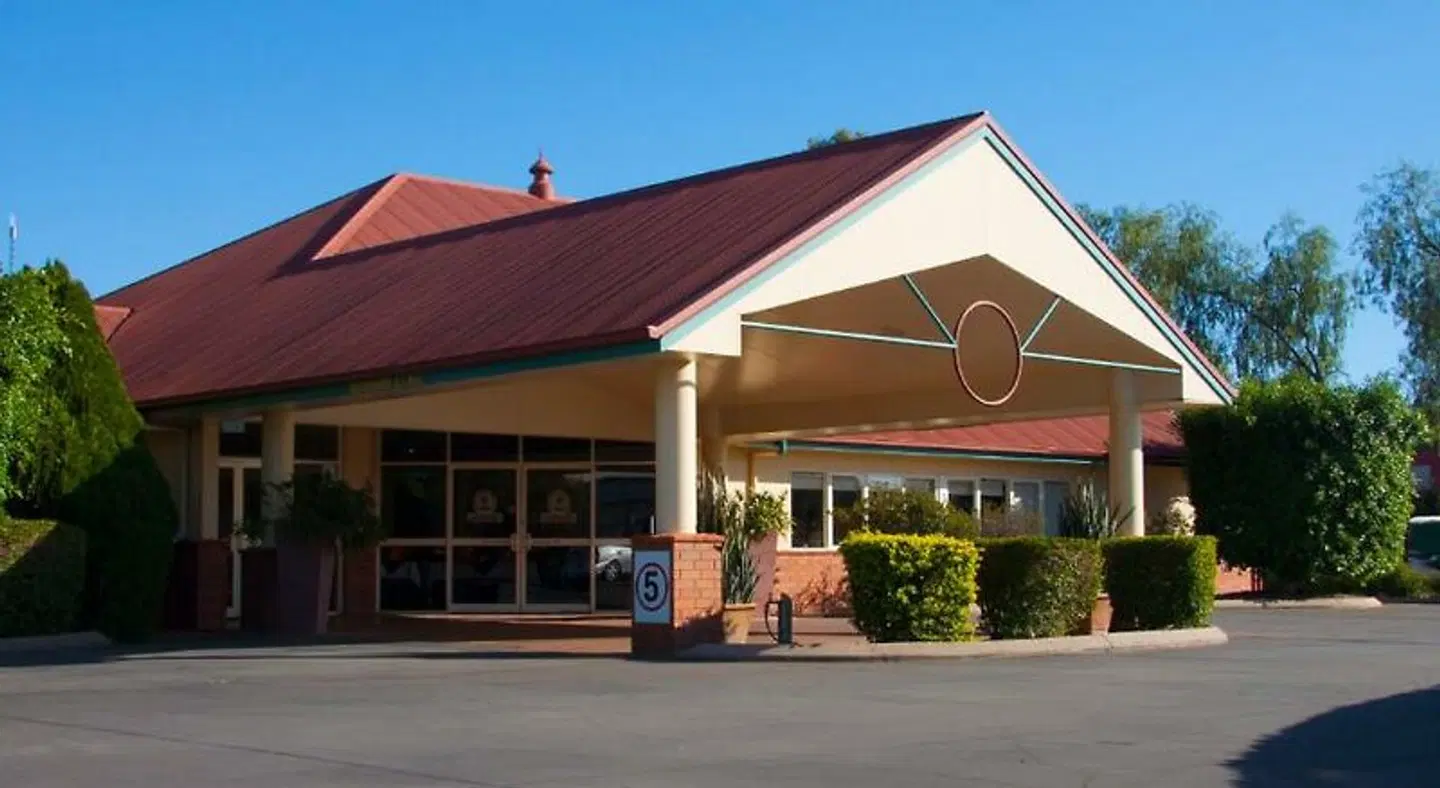 Emerald Explorers Inn EXTERIOR