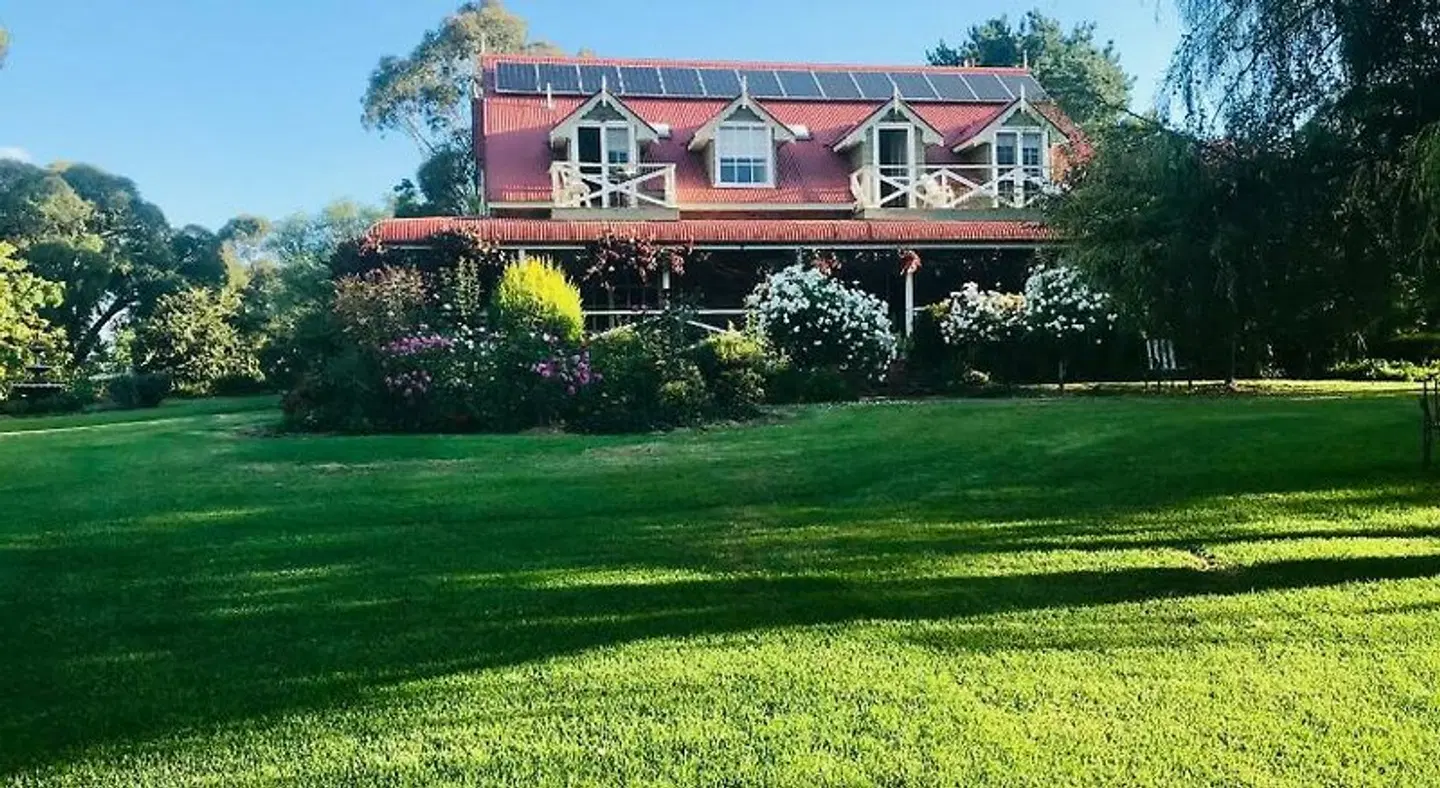 Hawk's Nest Bed & Breakfast EXTERIOR