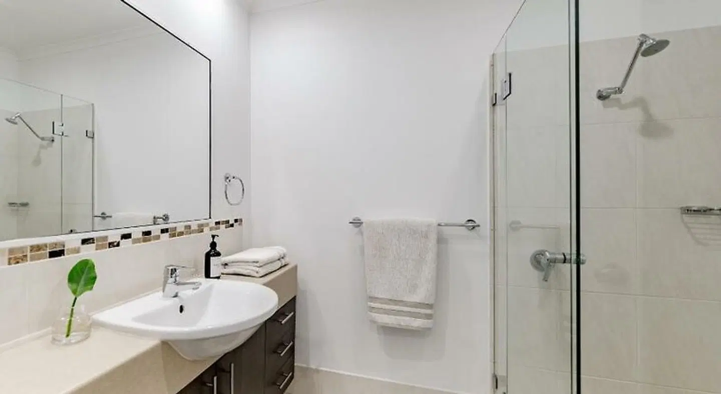 Regatta Riverfront Apartments Badezimmer