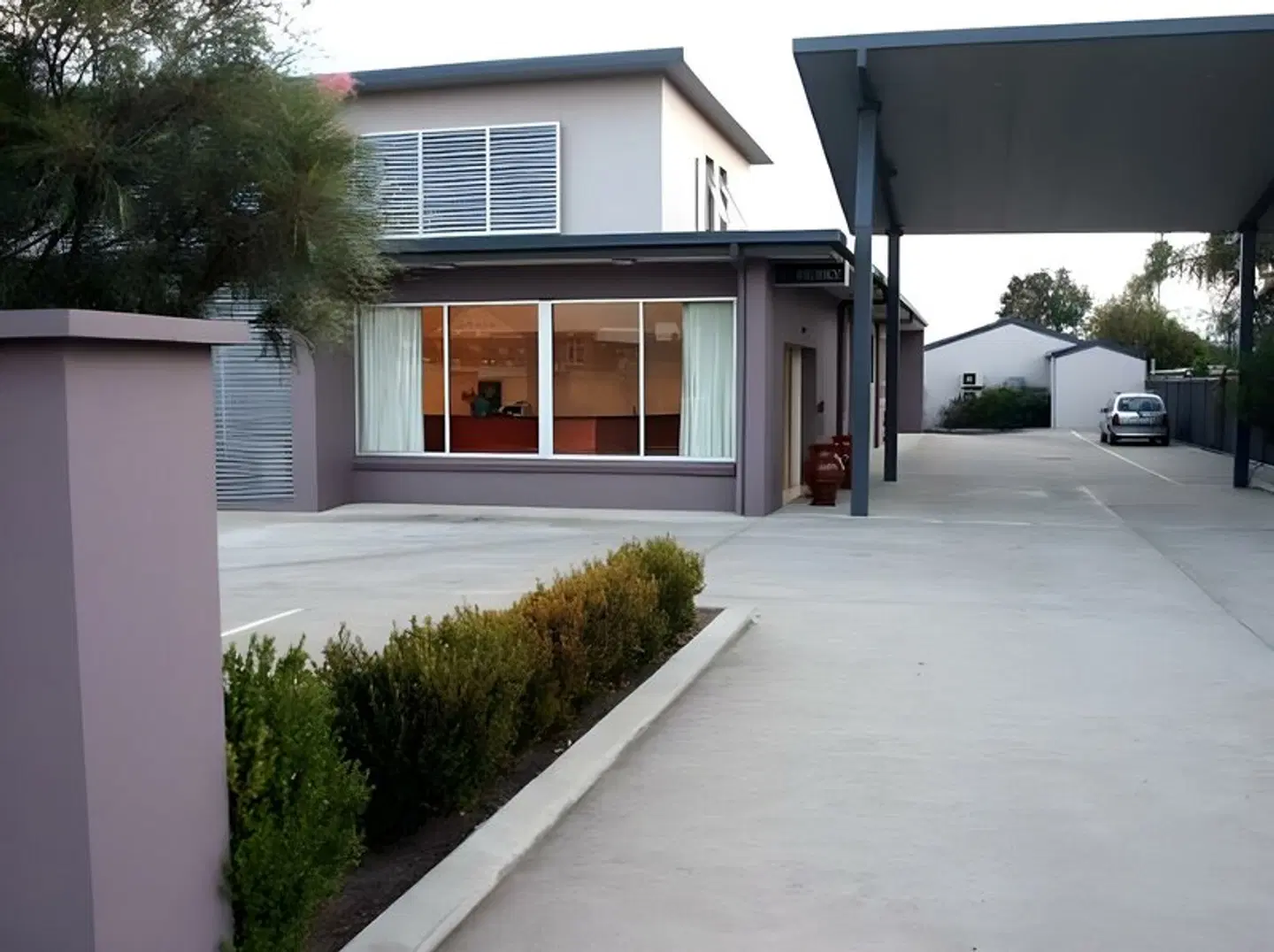 Mackellar Motel EXTERIOR