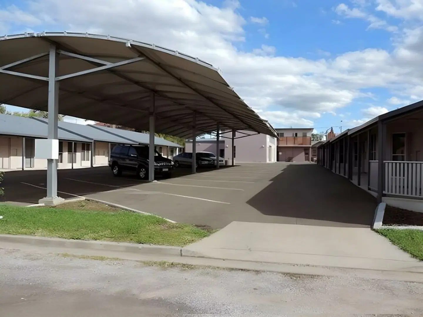 Mackellar Motel EXTERIOR