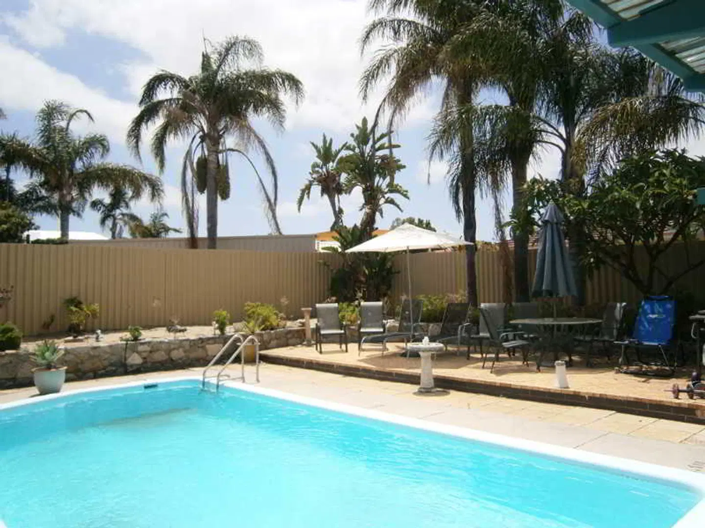 Palms Bed & Breakfast OUTDOOR_POOL