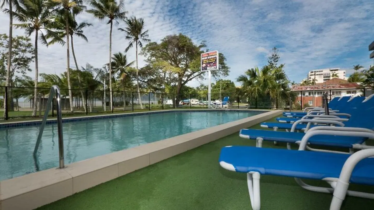 Coral Towers Holiday Suites OUTDOOR_POOL