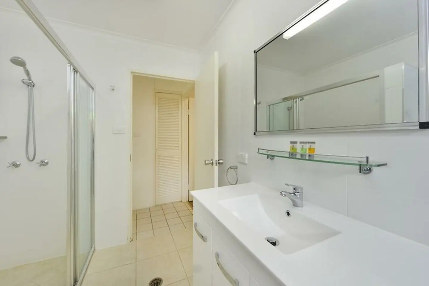Lychee Tree Holiday Apartments Badezimmer