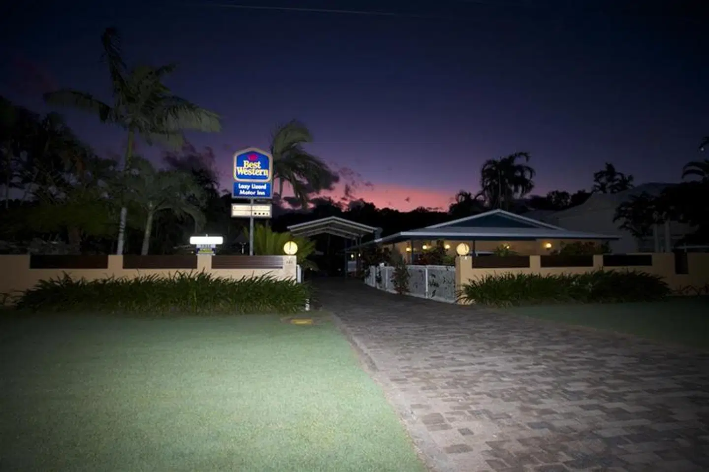 Lazy Lizard Motor Inn EXTERIOR
