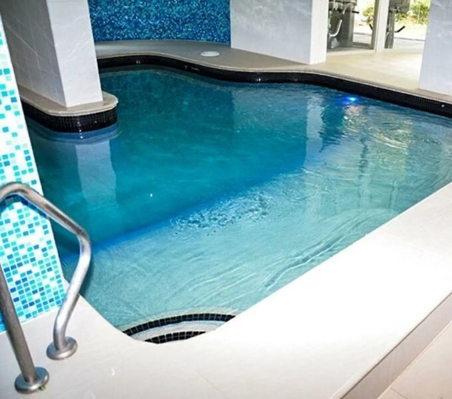 Zenith Ocean Front Apartments Hallenbad