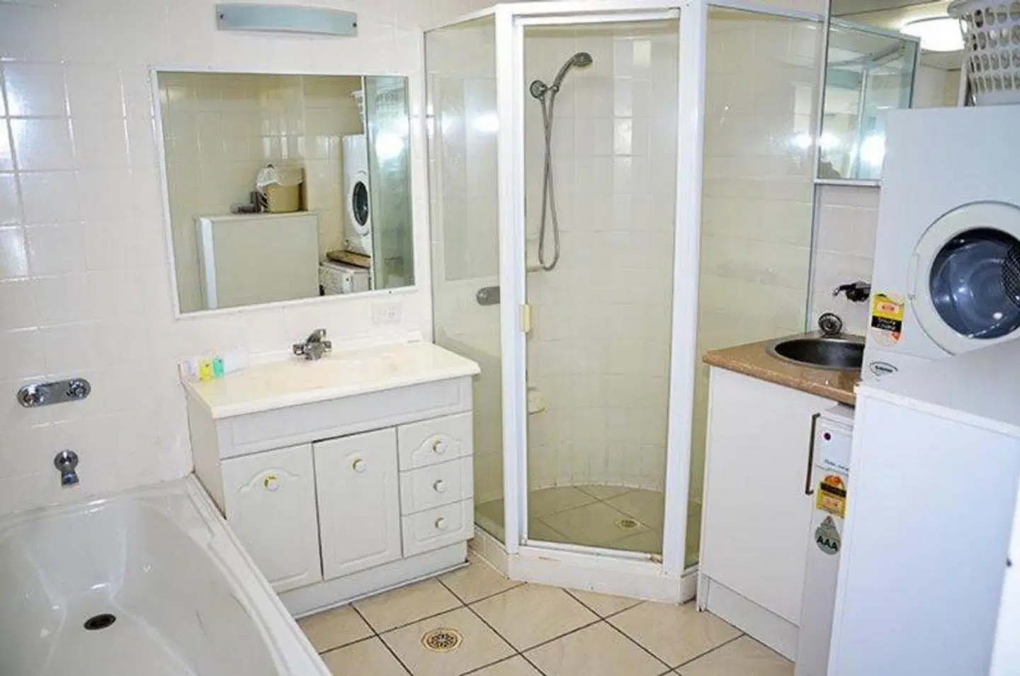 Zenith Ocean Front Apartments Badezimmer
