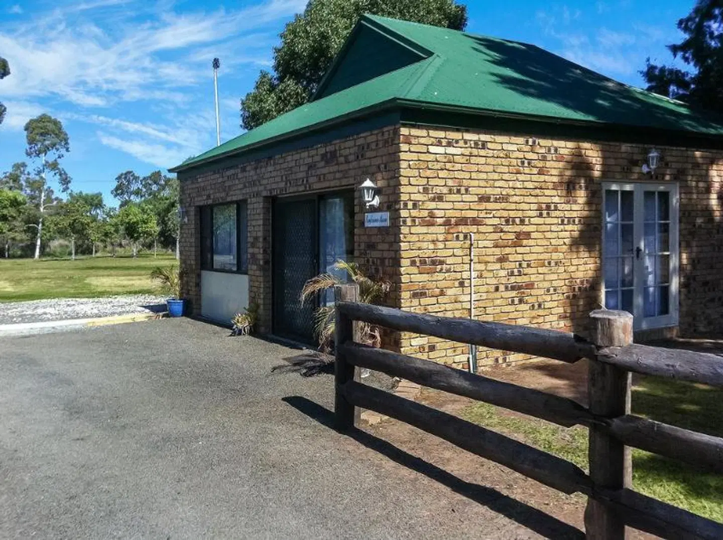 Overlander Homestead Motel EXTERIOR