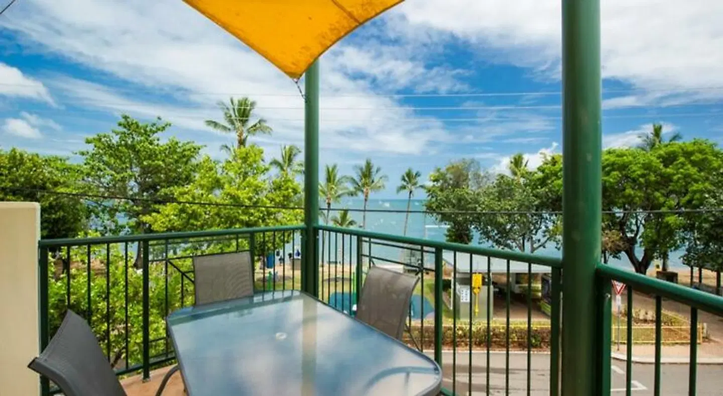 Magnetic Sunsets Resort Terrasse