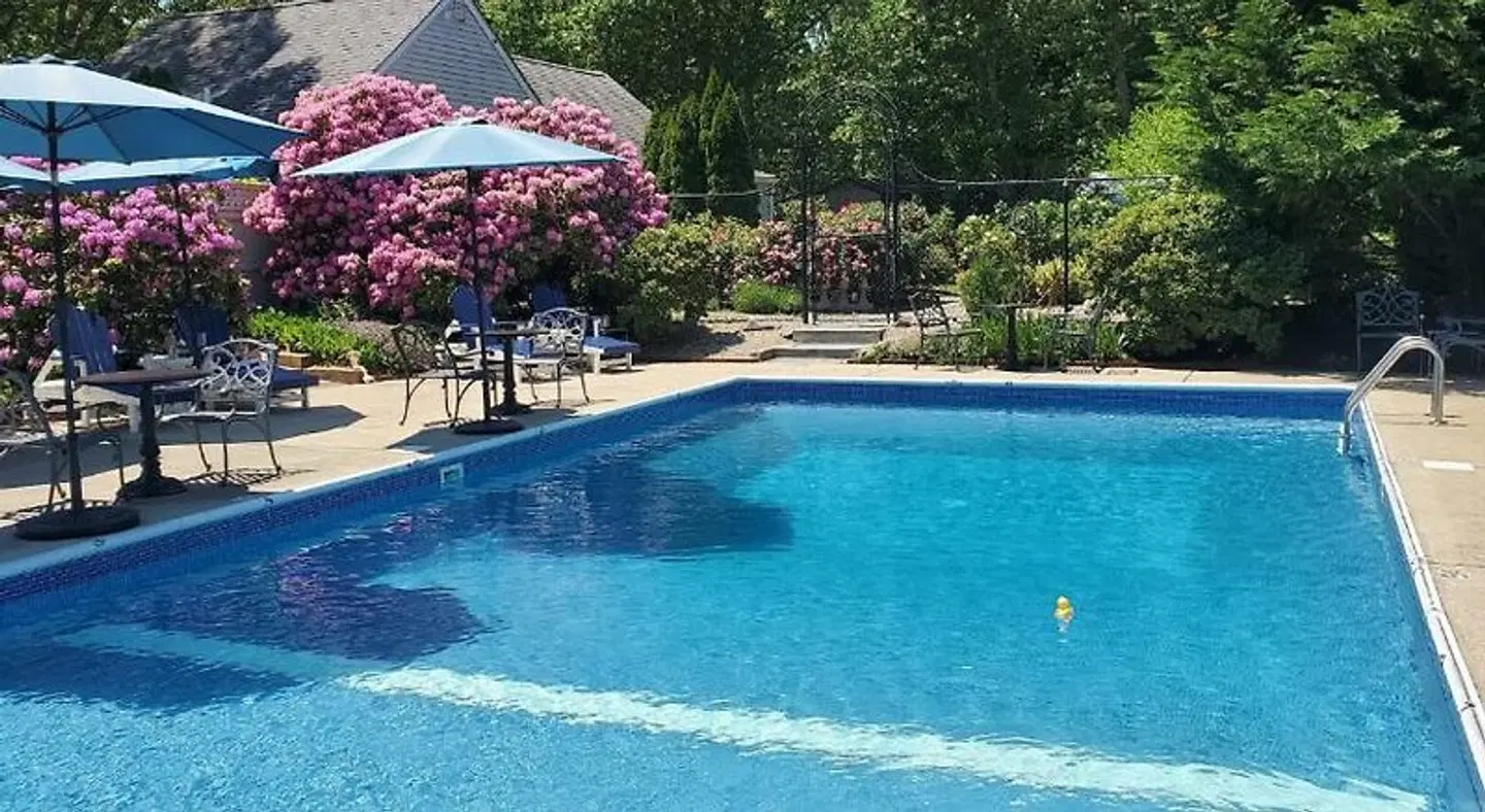 Platinum Pebble Boutique Inn OUTDOOR_POOL