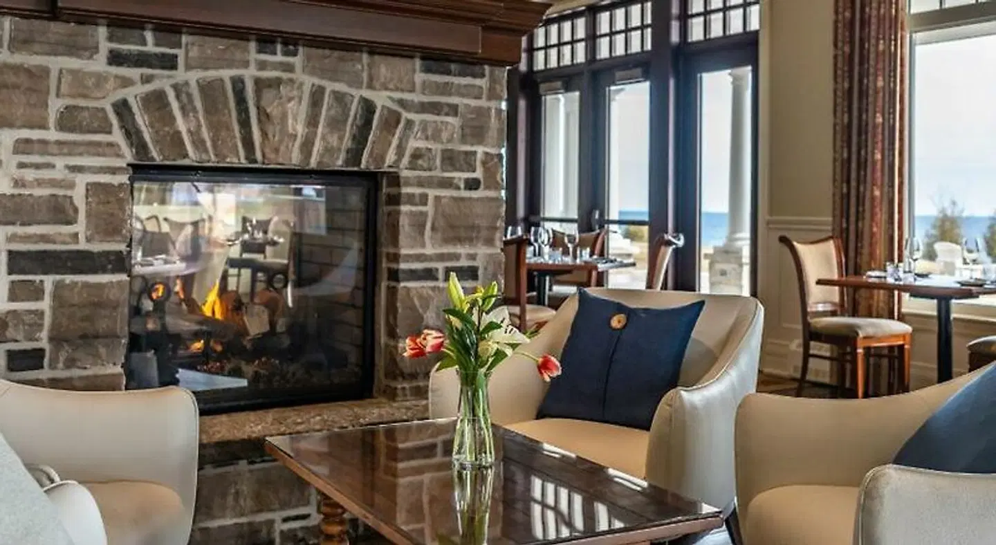 The Inn at Cobble Beach Bar