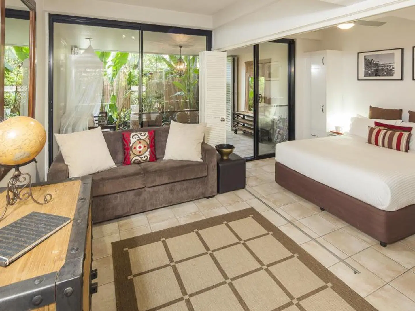 Julians Apartments ROOM_EXAMPLE