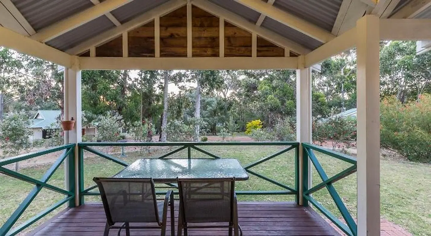 Bushy Lake Chalets Terrasse