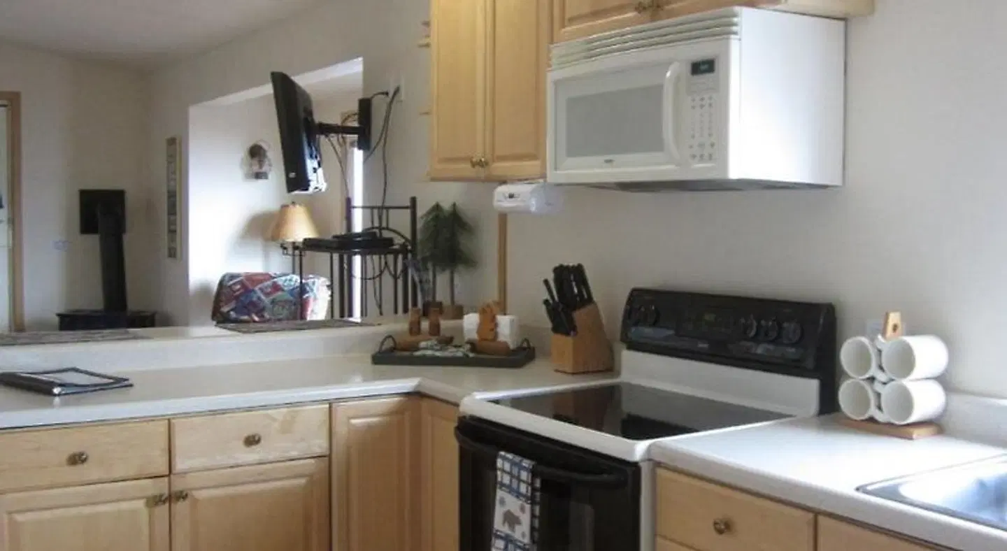 Alaska Adventure Cabins ROOM_EXAMPLE