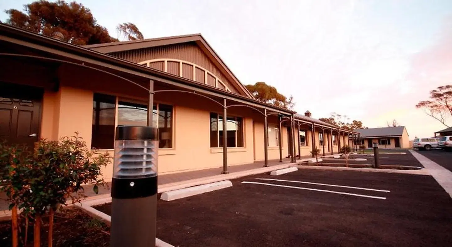 Sundowner Motel Hotel EXTERIOR
