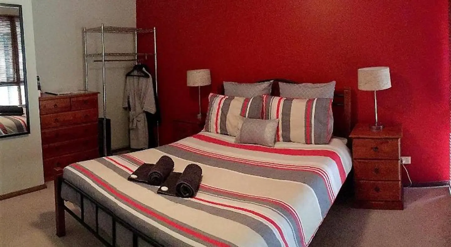 Friends at McLaren Vale ROOM_EXAMPLE