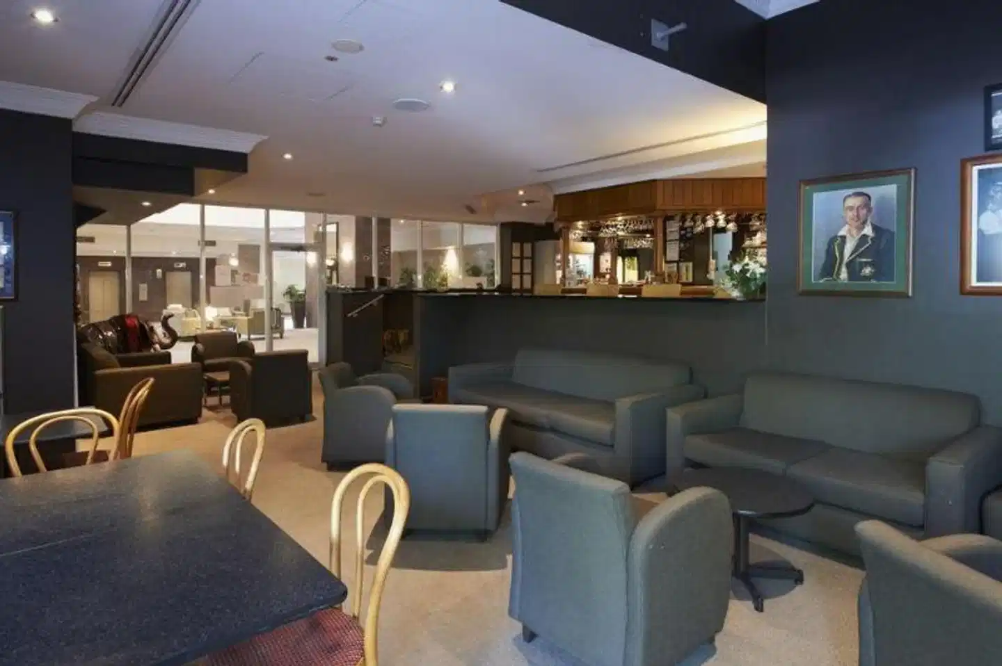 Pennant Hills Waldorf Apartment Hotel Bar