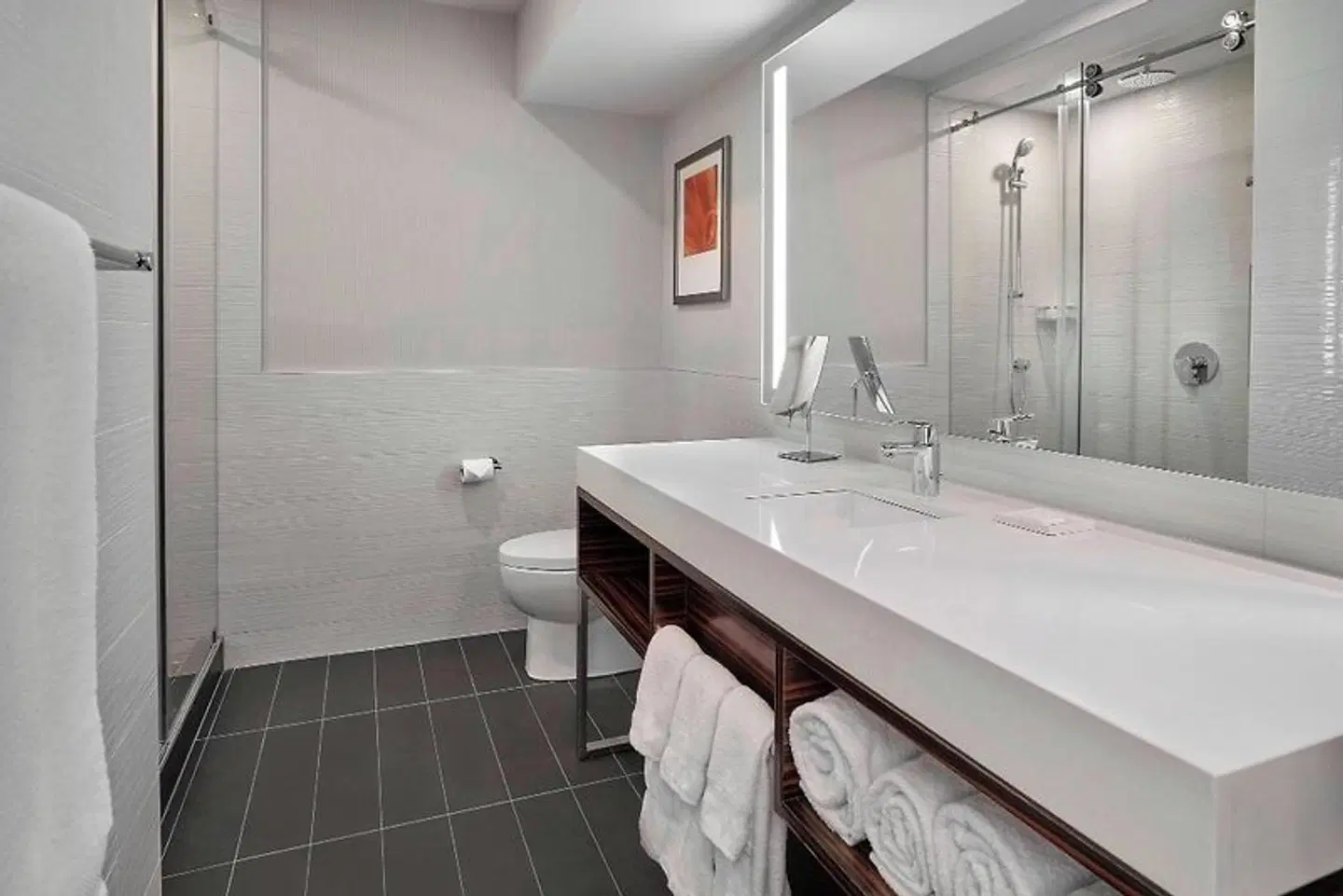 Delta Hotels by Marriott Edmonton Centre Suites Badezimmer