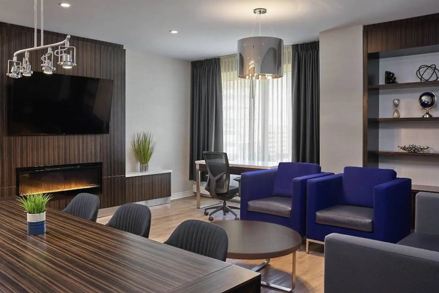 Delta Hotels by Marriott Edmonton Centre Suites LOUNGE_LOBBY