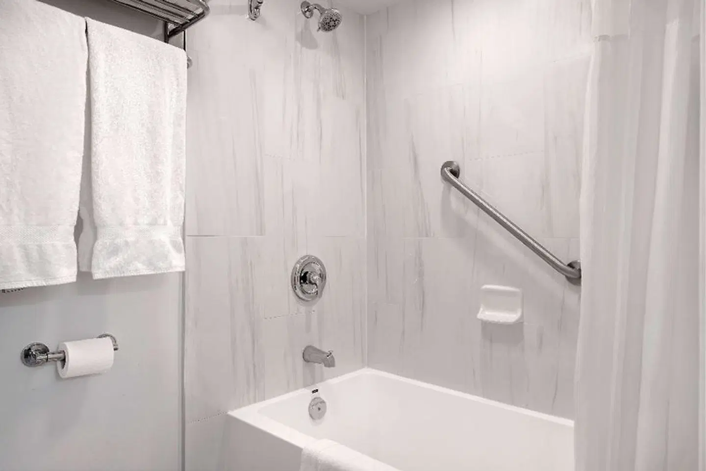 Days Inn by Wyndham Victoria Uptown Badezimmer