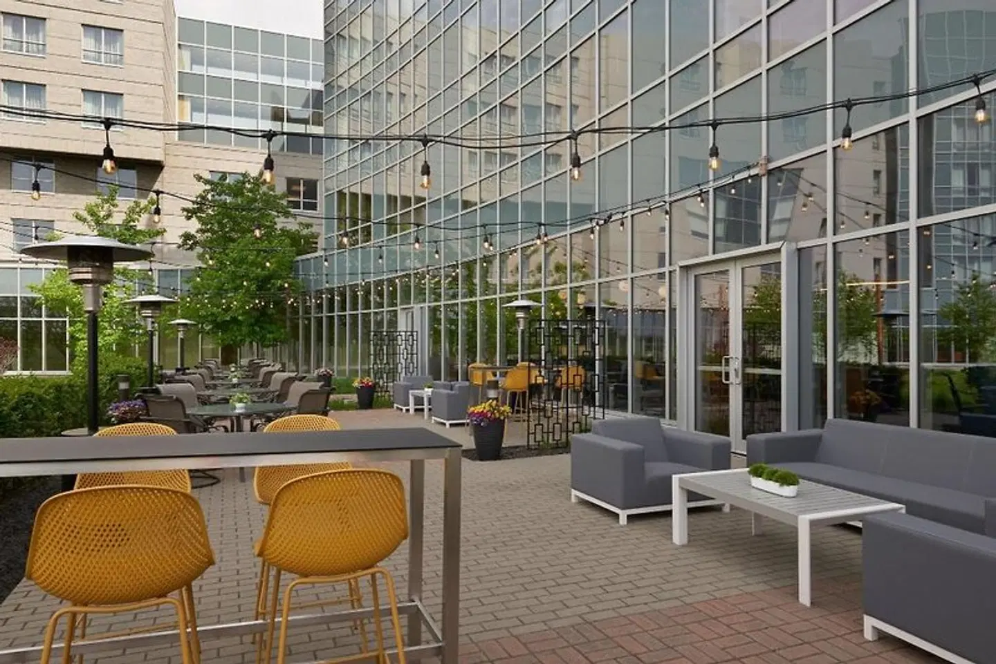 Courtyard by Marriott Calgary Airport Terrasse