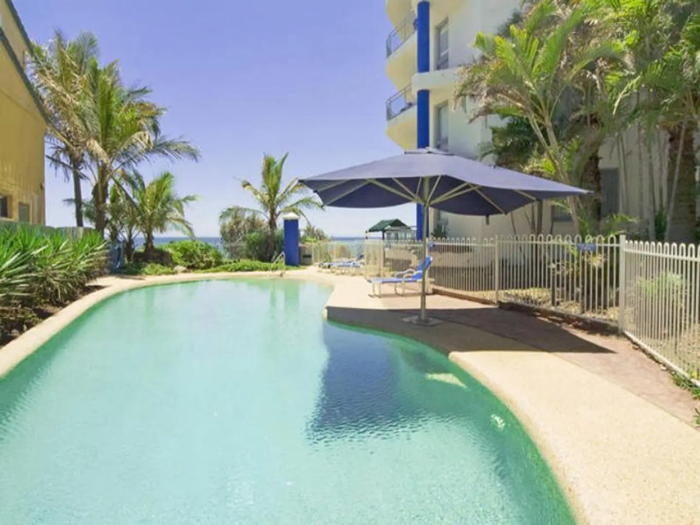 Oceanside Resort - Absolute Beachfront Apartments OUTDOOR_POOL