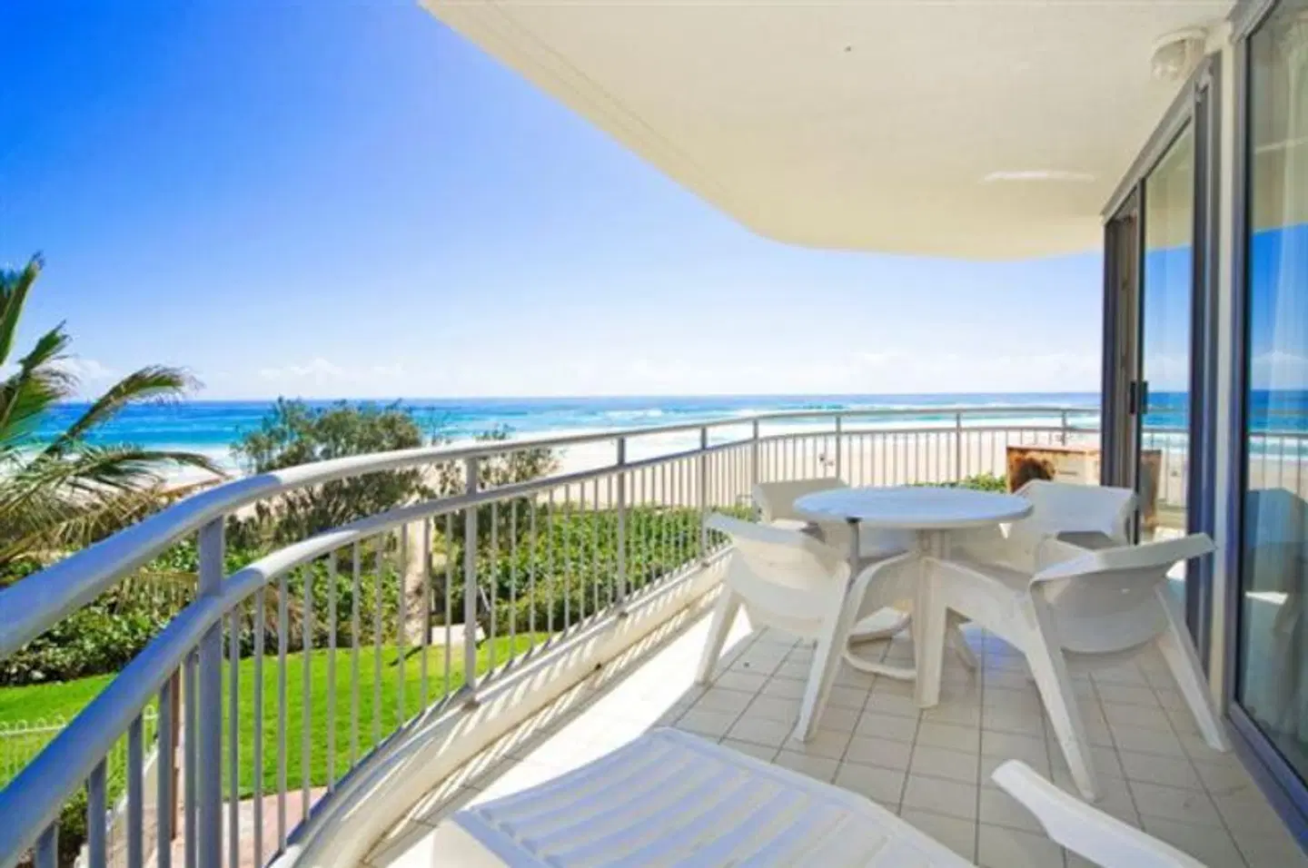 Oceanside Resort - Absolute Beachfront Apartments Terrasse