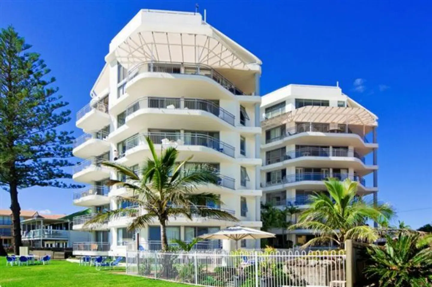 Oceanside Resort - Absolute Beachfront Apartments EXTERIOR