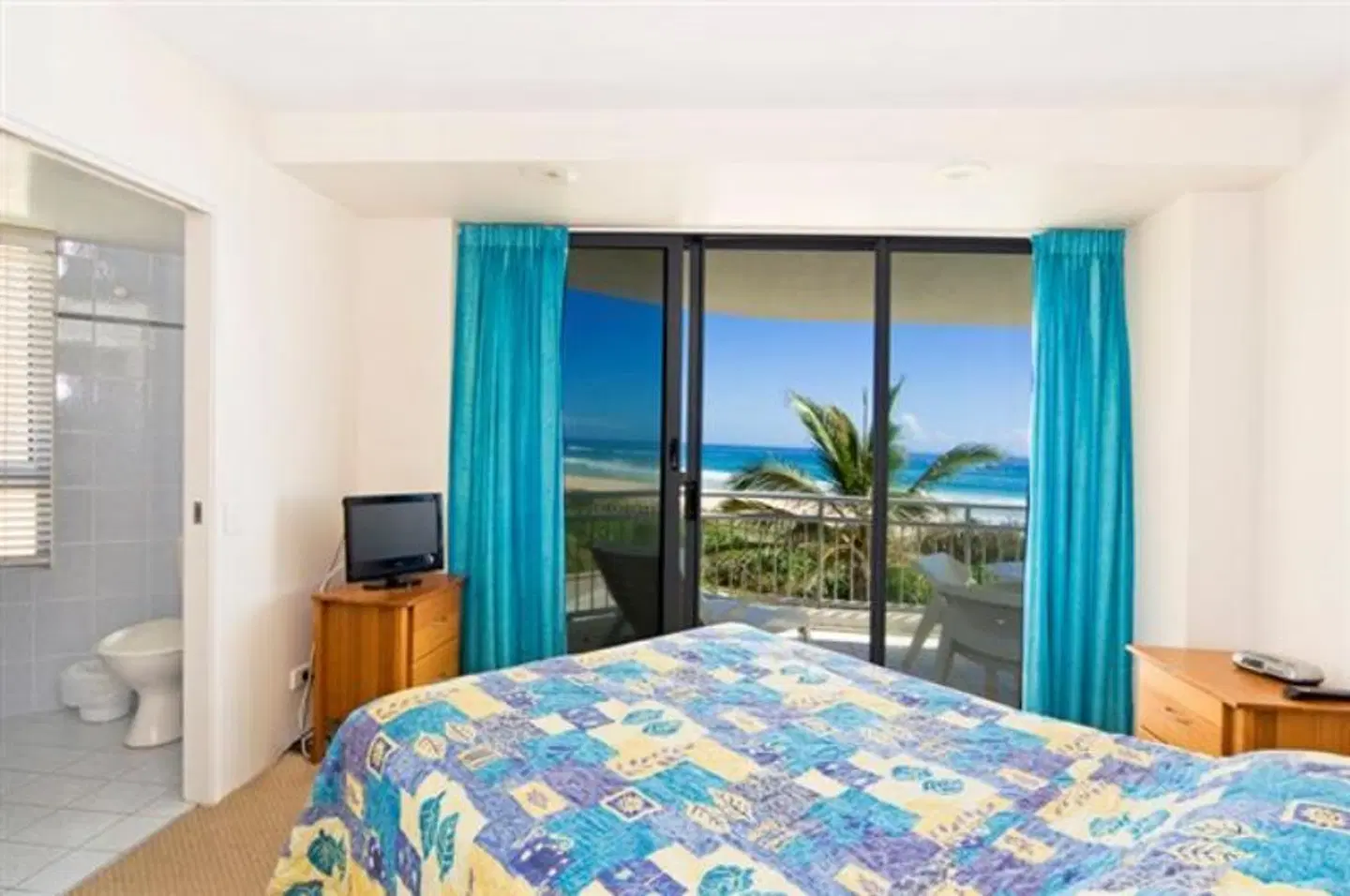 Oceanside Resort - Absolute Beachfront Apartments ROOM_EXAMPLE