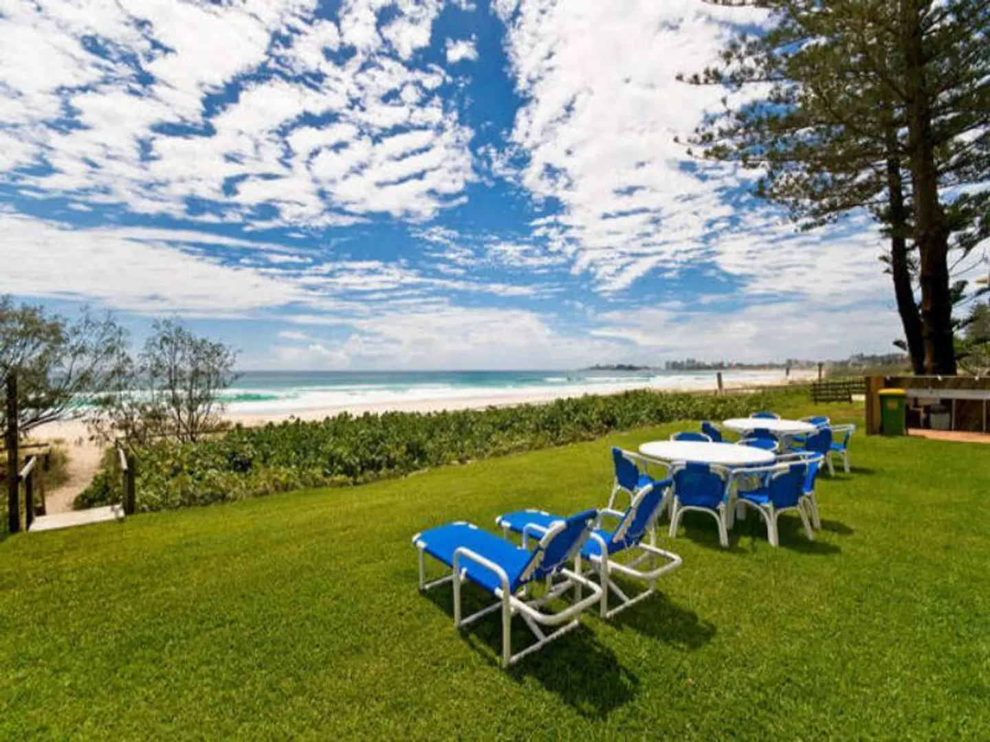 Oceanside Resort - Absolute Beachfront Apartments Garten