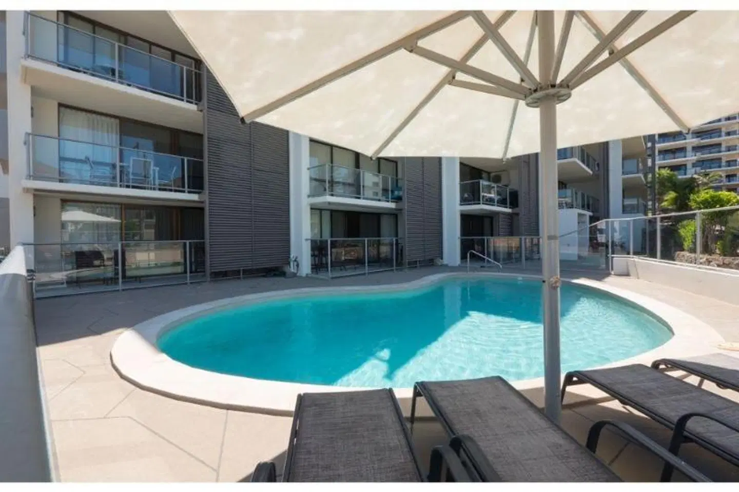 Merrima Court Holiday Apartments Hallenbad