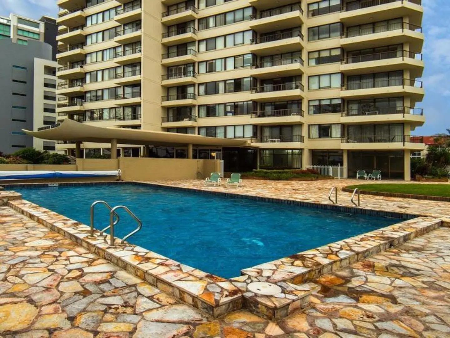 Southern Cross Apartments OUTDOOR_POOL
