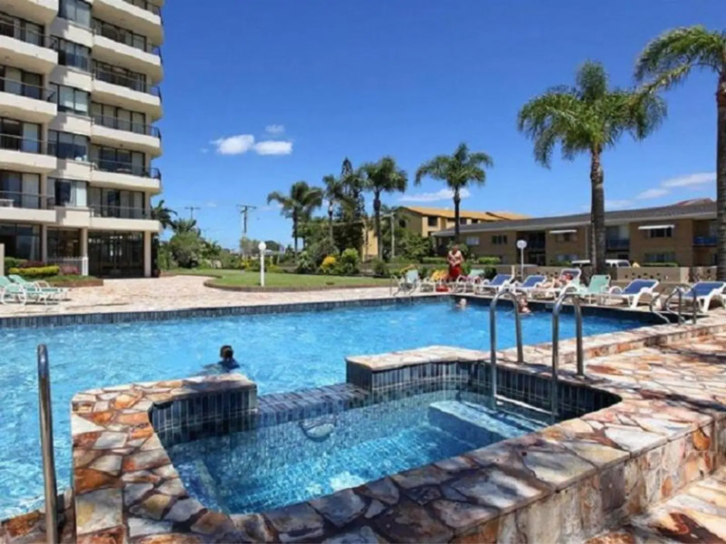Southern Cross Apartments OUTDOOR_POOL