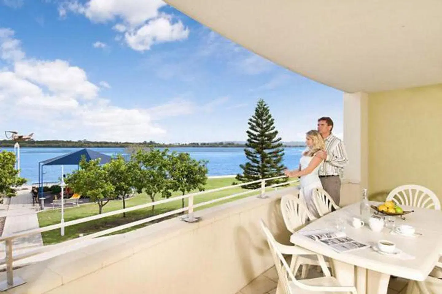 Riverside Holiday Apartments Terrasse