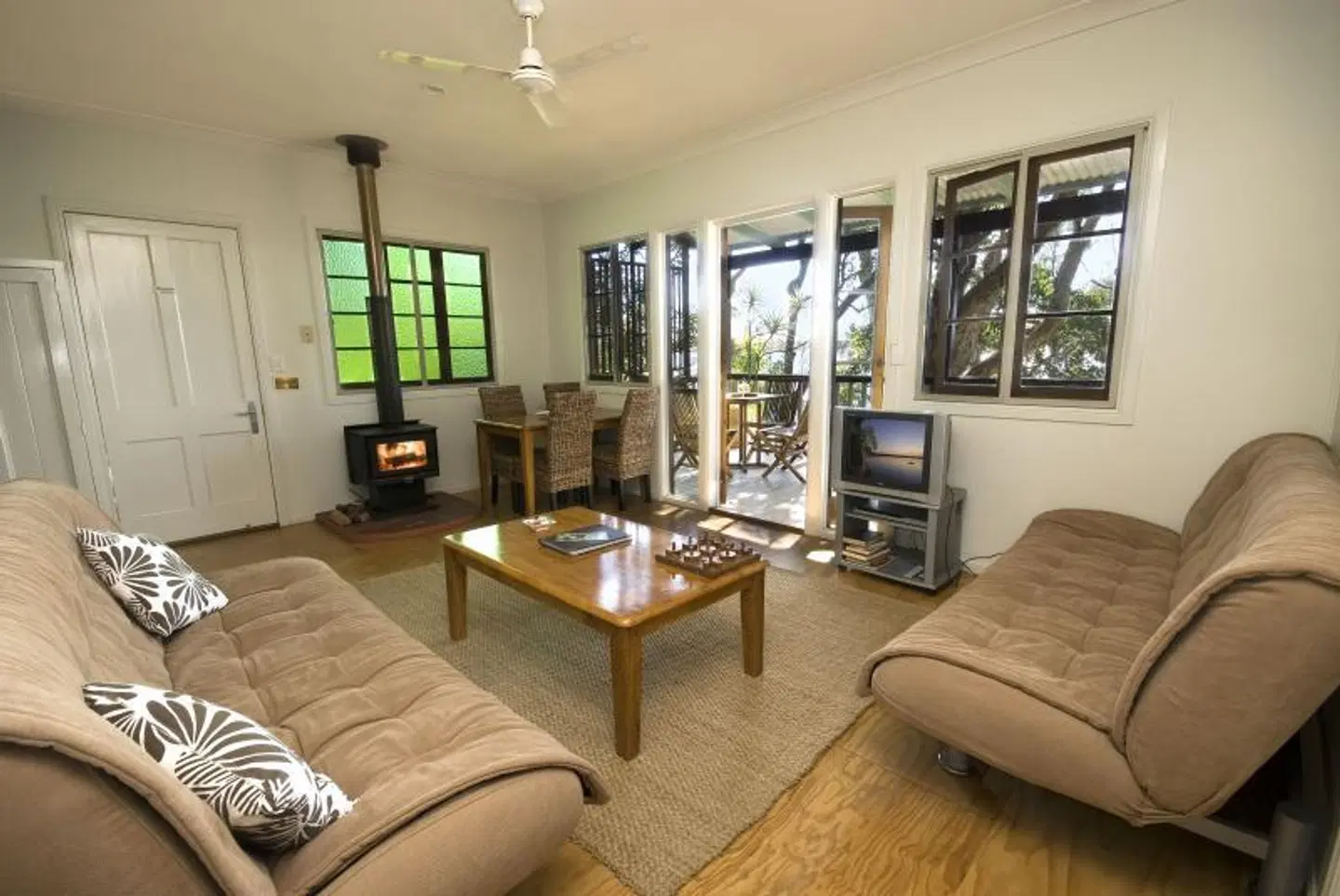 Eumarella Shores Noosa Lake Retreat ROOM_EXAMPLE
