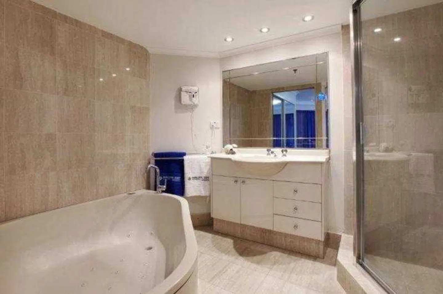 Burleigh Surf Apartments Badezimmer