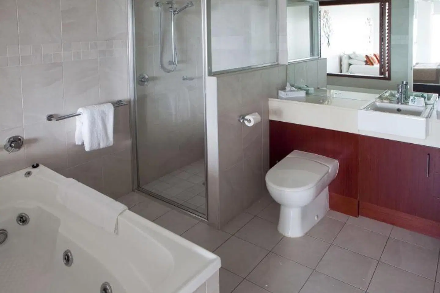 Waters Edge Apartment Cairns Badezimmer