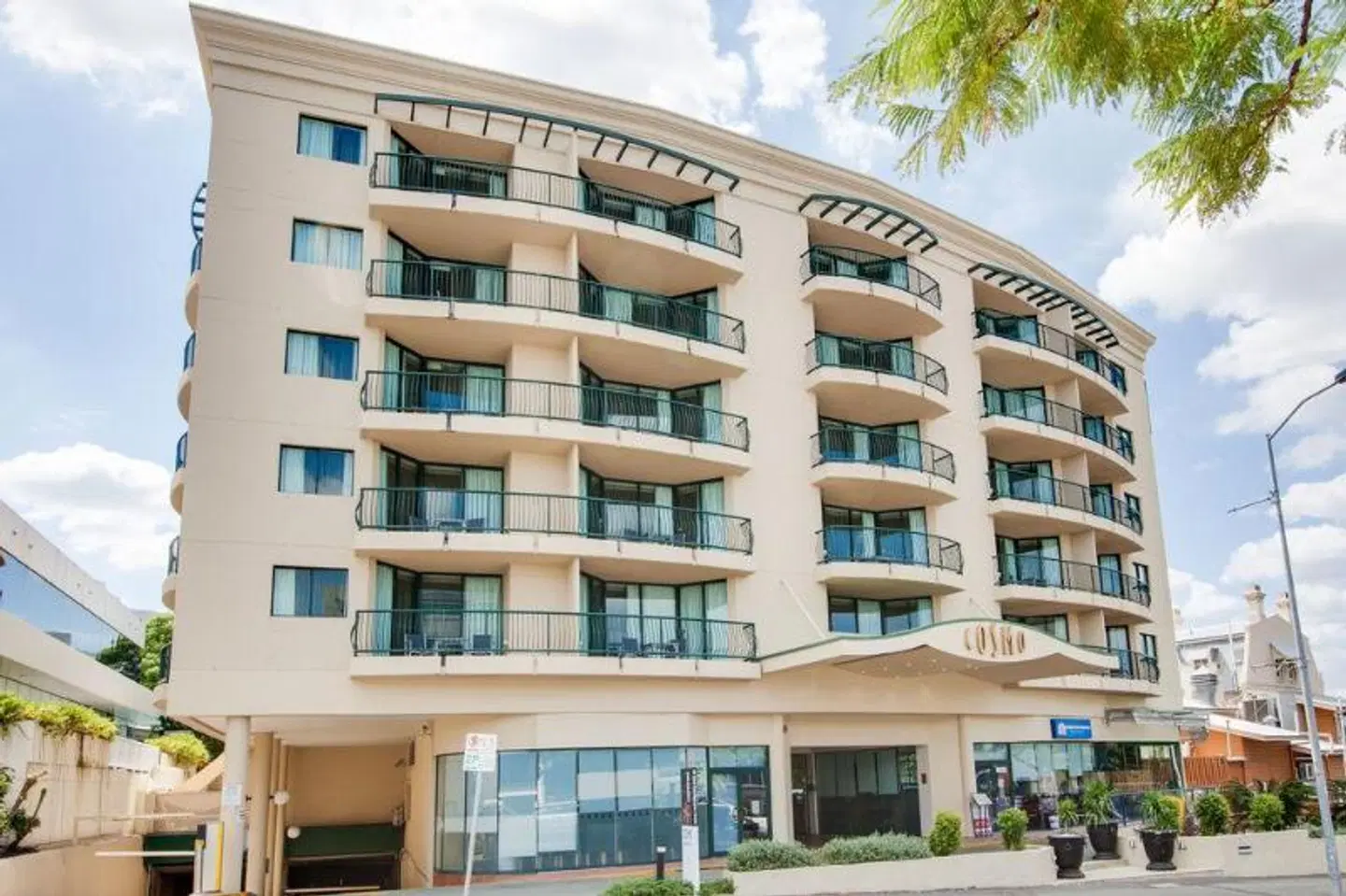 Cosmo Apartment Hotel EXTERIOR