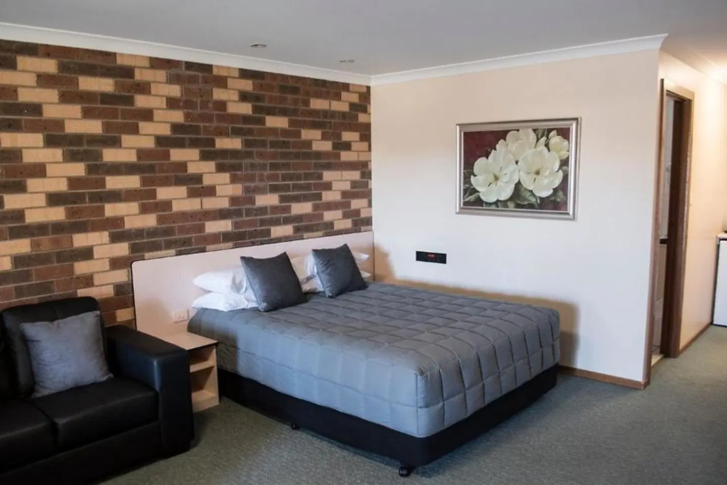 Highway Inn Motel ROOM_EXAMPLE