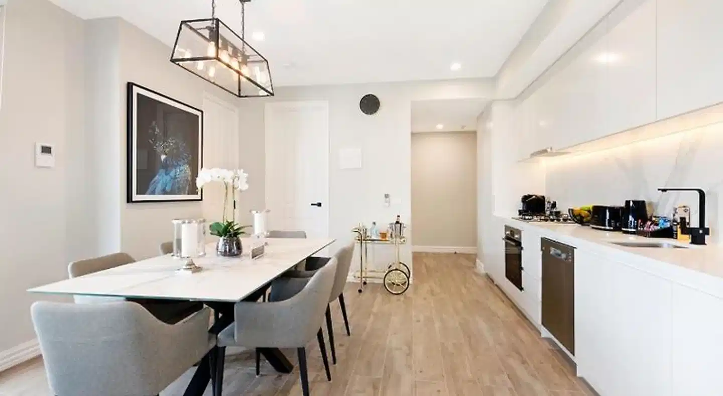 Manhattan Apartments - Glen iris Restaurant