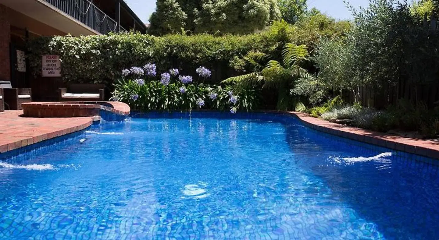 Armour Motor Inn OUTDOOR_POOL